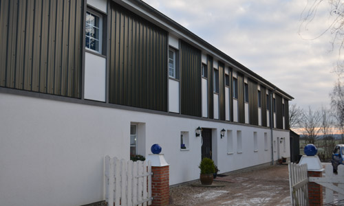 Gebäude mit dunkler Profilblechfassade