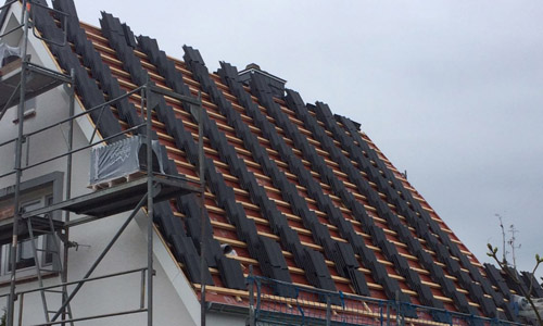 Neueindeckung im Bau mit Gerüst