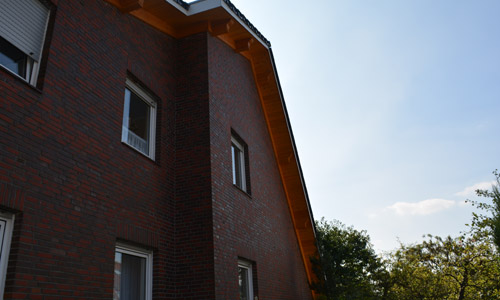 Ortgang mit sichtbarem Holzüberstand