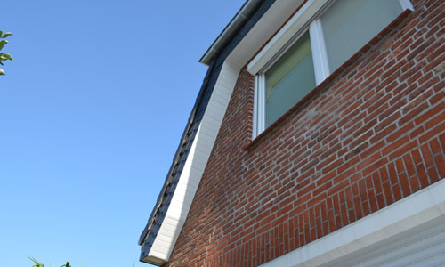 Traufdetail an einem Klinkerhaus